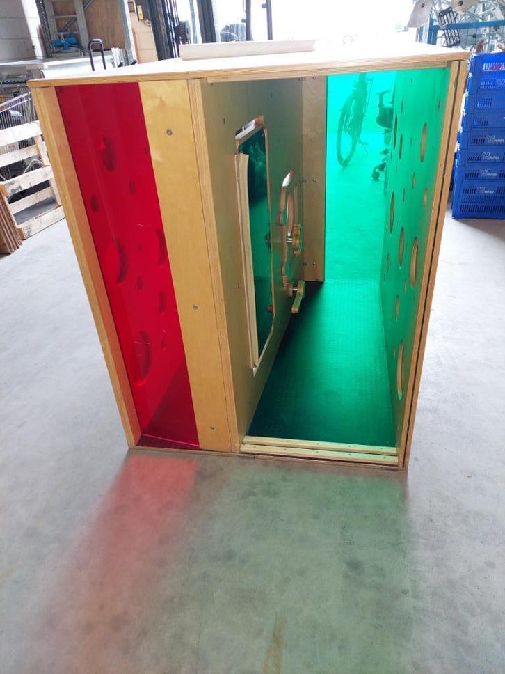 Kids-F speelhuis / doolhof /zig-zag doorloop met kluisdeuren, Kinderen en Baby's, Speelgoed | Buiten | Speelhuisjes, Zo goed als nieuw