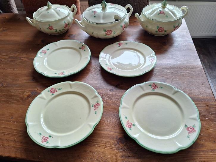 Regina vintage servies., Huis en Inrichting, Keuken | Servies, Gebruikt, Compleet servies, Overige stijlen, Aardewerk, Ophalen