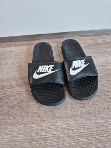 Nike slippers badslippers mt 42

 beschikbaar voor biedingen