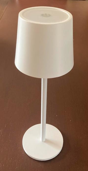 Nieuwe oplaadbare tafellamp, geeft 3 kleuren licht + dimbaar beschikbaar voor biedingen