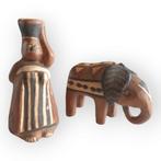 Klei / terra beeldjes olifant & vrouw met pot & kind 1102, Verzamelen, Beelden en Beeldjes, Gebruikt, Ophalen of Verzenden