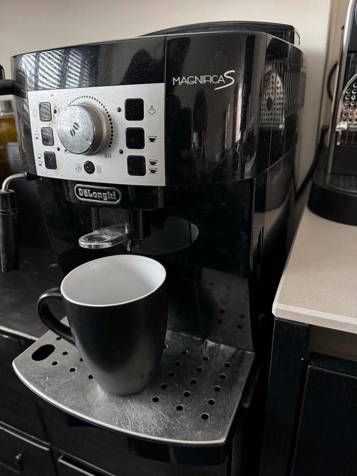 De'Longhi Magnifica S Koffiezetapparaat, Witgoed en Apparatuur, Koffiezetapparaten, Gebruikt, Koffiebonen, Espresso apparaat, 2 tot 4 kopjes