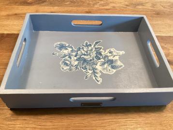 Mooi houten blauw dienblad met bloemen beschikbaar voor biedingen
