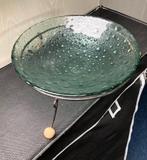 Ronde glazen schaal in metalen standaard, Huis en Inrichting, Gebruikt, Schaal, Rond, Ophalen of Verzenden