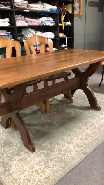 Eiken kloostertafel beschikbaar voor biedingen