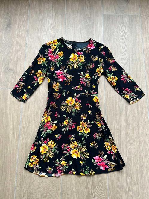 Jurk met bloemen van Zara maat XS, Kleding | Dames, Jurken, Zo goed als nieuw, Maat 34 (XS) of kleiner, Zwart, Boven de knie, Verzenden