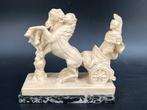 Romeinse strijdwagen sculptuur ivorine, Ophalen of Verzenden