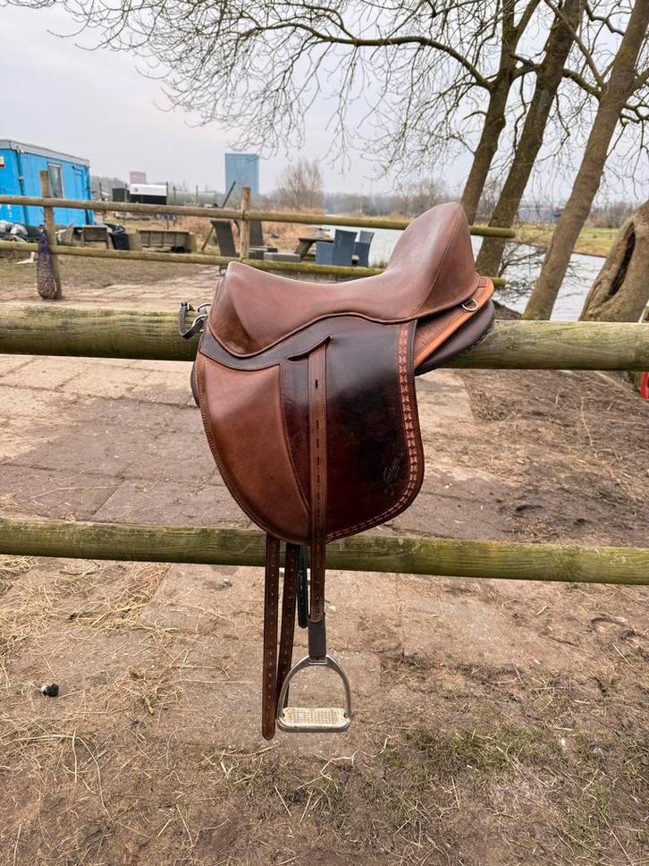 Freeform bruin boomloos zadel, Dieren en Toebehoren, Paarden en Pony's | Zadels, Dressuur, Ophalen of Verzenden