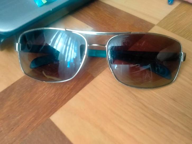 Prada linea rossa zonnebril  turquoise blauwe armatuur, Sieraden, Tassen en Uiterlijk, Zonnebrillen en Brillen | Heren, Gebruikt