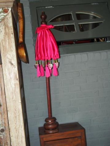 tafel parasol beschikbaar voor biedingen