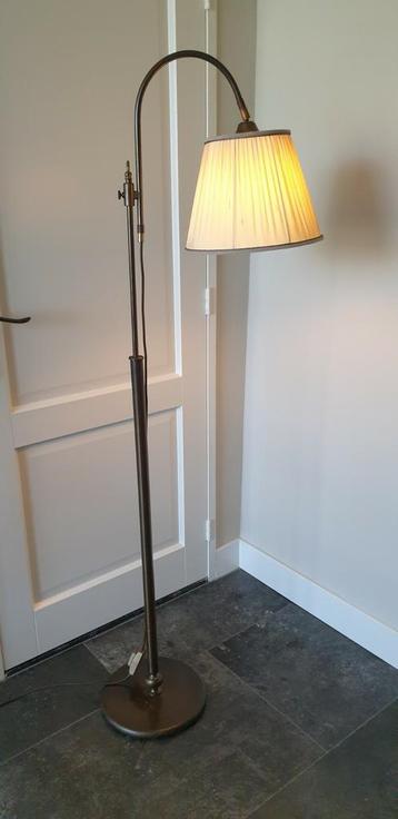 Antieke vloerlamp met plissé kap beschikbaar voor biedingen