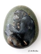 Unieke beschilderde steen, Chimpansee met jong op een kei, Antiek en Kunst, Kunst | Overige Kunst, Ophalen of Verzenden, Baby moeder kind liefde kunst dier moederdag cadeau schilderij d