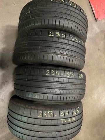 235 35 20 Pirelli Tesla/265 40 21 295 35 21 Michelin Porsche beschikbaar voor biedingen