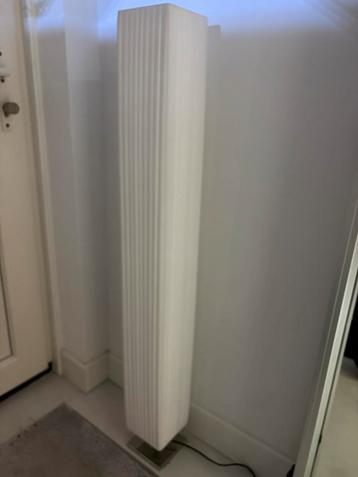 Vloerlamp beschikbaar voor biedingen