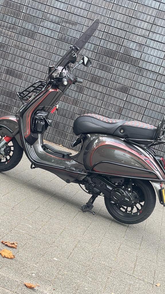 Vespa sprint 2025 airbrush special paint, Fietsen en Brommers, Scooters | Vespa, Zo goed als nieuw, Vespa S, Maximaal 45 km/u