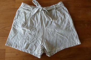 Korte broek/short, Pull & Bear, wit/crème met zwarte strepen beschikbaar voor biedingen