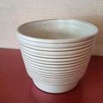 Vintage ecru ribbel bloempot., Rond, Ophalen of Verzenden, Zo goed als nieuw, Aardewerk