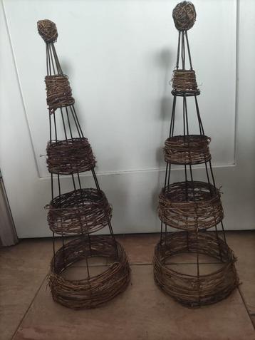 Rieten piramides (Eventueel leuk bloemstuk van maken) beschikbaar voor biedingen