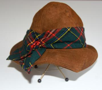 Suede hoed met groen tartan lint outdoor beschikbaar voor biedingen