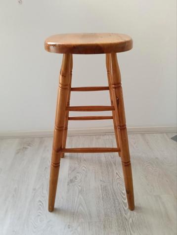 Vintage houten barkruk 78 cm. hoog. Zitvlak licht beschadigd beschikbaar voor biedingen
