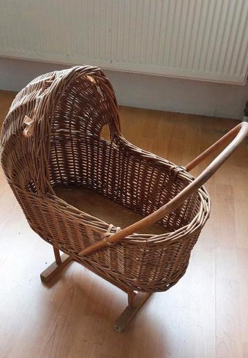 Vintage / antieke poppenwieg / wagen van rotan beschikbaar voor biedingen