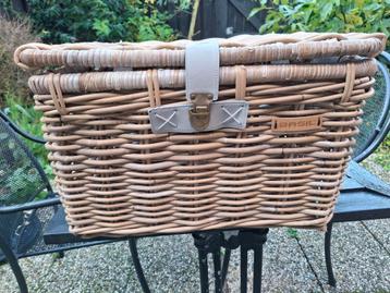 Basil Rotan Fietsmand - Stijlvol & Praktisch! beschikbaar voor biedingen