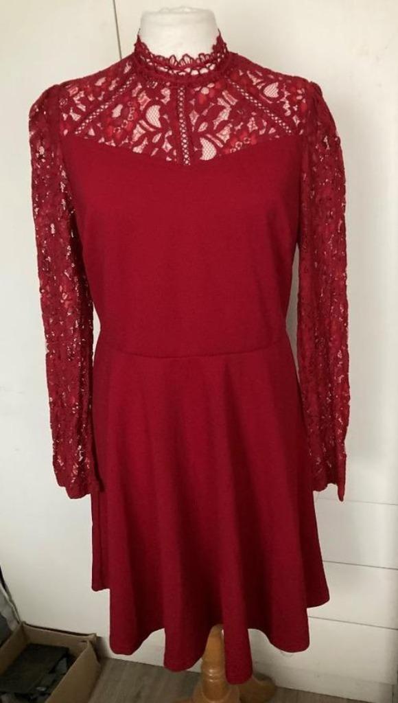 Maat: M / Rode jurk met lange kanten mouwen, Kleding | Dames, Jurken, Zo goed als nieuw, Maat 38/40 (M), Rood, Knielengte, Ophalen of Verzenden