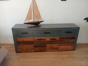 In goede staat verkerende dressoir kast beschikbaar voor biedingen