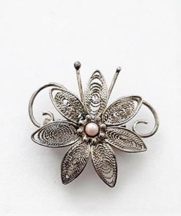 Leuke oude filigrain broche met pareltje (5456-662) beschikbaar voor biedingen