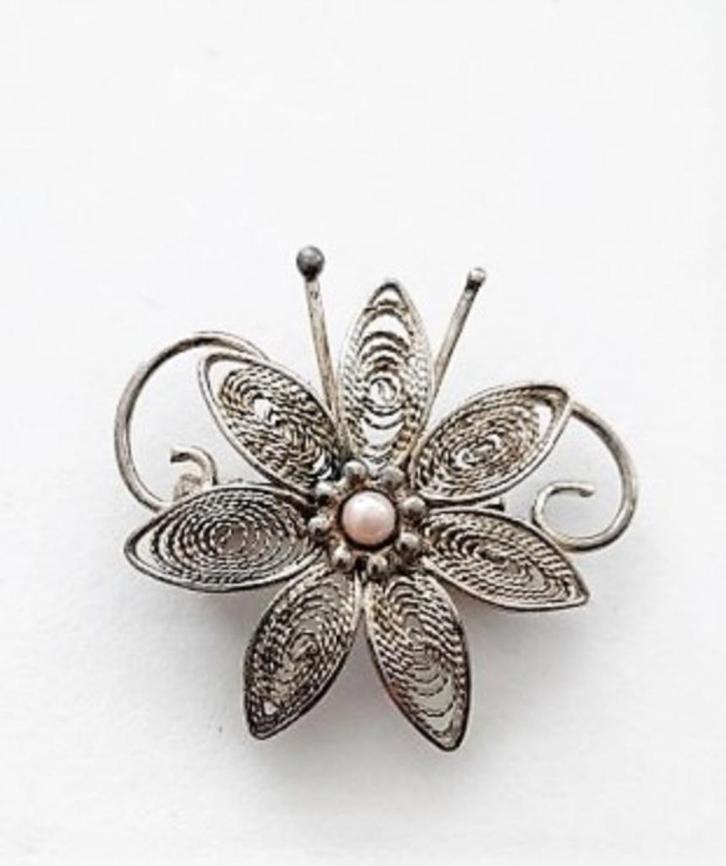 Leuke oude filigrain broche met pareltje (5456-662), Sieraden, Tassen en Uiterlijk, Broches, Zo goed als nieuw, Overige materialen