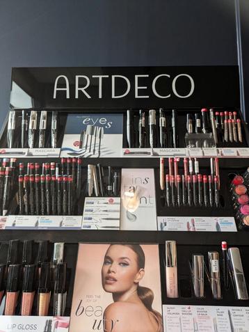 ArtDeco middelgrote display met veel verkoop beschikbaar voor biedingen