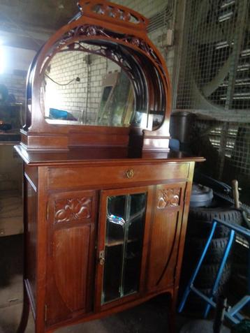 antieke wandkast, en kastje beschikbaar voor biedingen