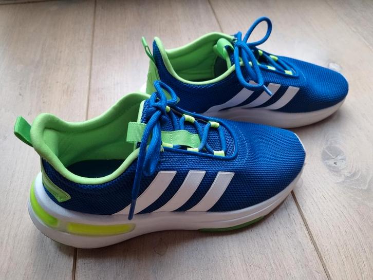 Adidas Racer TR23 maat 38 sneakers kids
unisex, Sport en Fitness, Loopsport en Atletiek, Zo goed als nieuw, Hardloopschoenen, Adidas