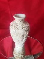 Vintage handgensneden harsvaas 16 cm, Antiek en Kunst, Antiek | Vazen, Ophalen of Verzenden