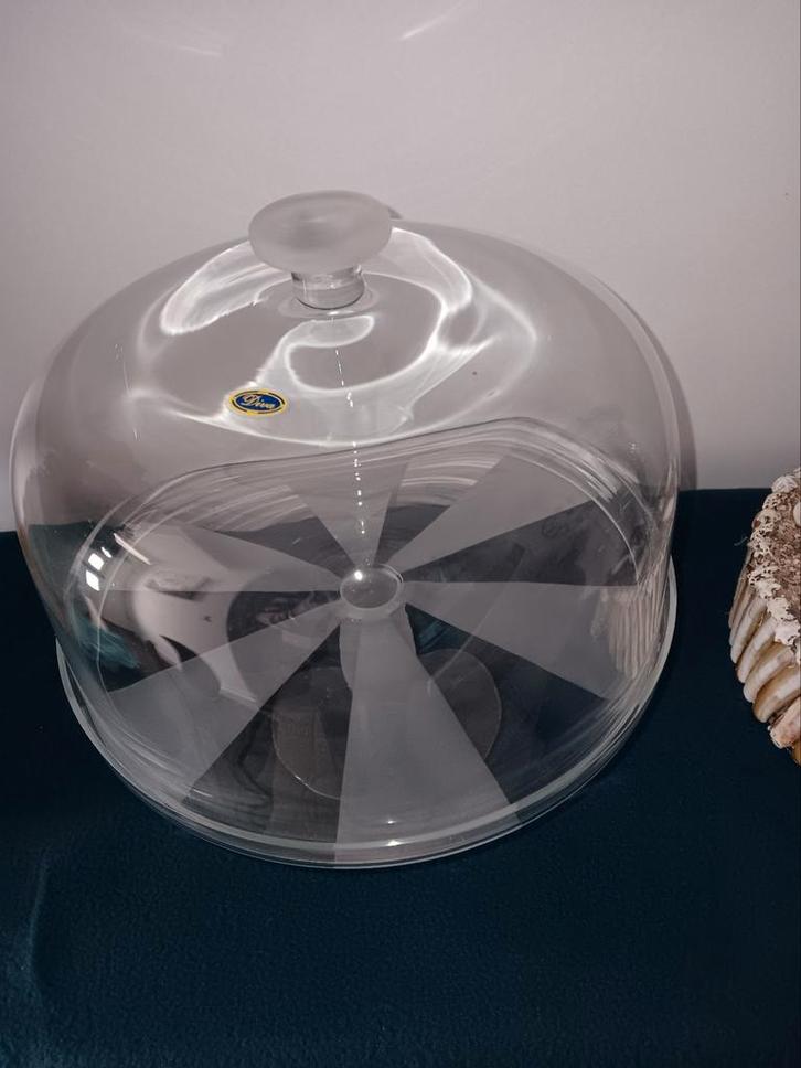 Grote glazen stolp op plateau.
Met mooie taart, Huis en Inrichting, Woonaccessoires | Stolpen, Nieuw, Ophalen