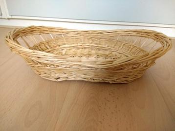 Ovale rieten mand met , opengewerkte rand 39 cm x 23 cm beschikbaar voor biedingen