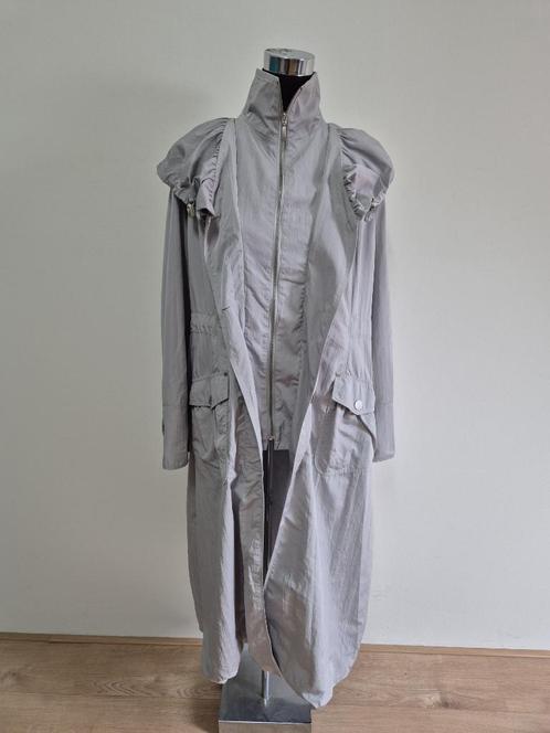 Jas88 - Beigegrijze lange Damo jas maat 40 nwprijs €299 (1), Kleding | Dames, Jassen | Zomer, Zo goed als nieuw, Maat 38/40 (M)