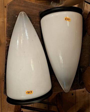 Een stel Art Deco glazen wandlampen met metalen armaturen beschikbaar voor biedingen
