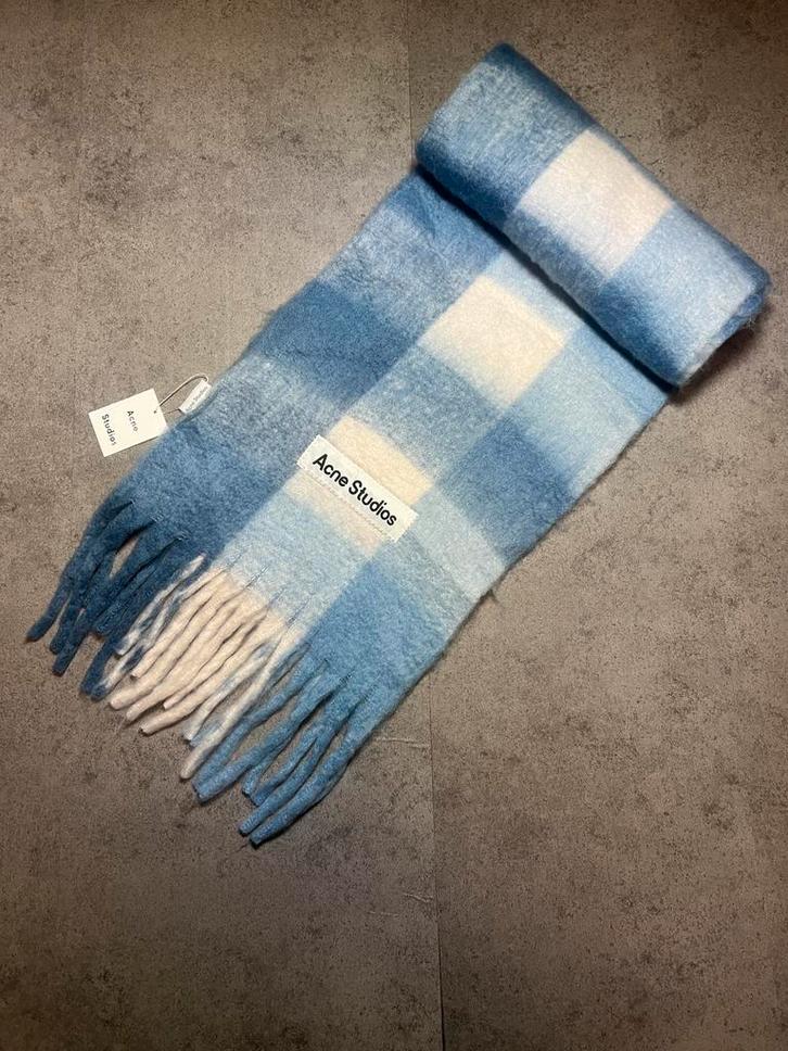 Acne Studios Sjaal - Nieuwstaat, Kleding | Dames, Mutsen, Sjaals en Handschoenen, Zo goed als nieuw, Sjaal, Ophalen of Verzenden