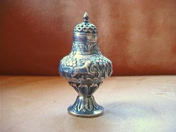 Rijk bewerkte zilveren strooier met dieren en bomen, antiek beschikbaar voor biedingen