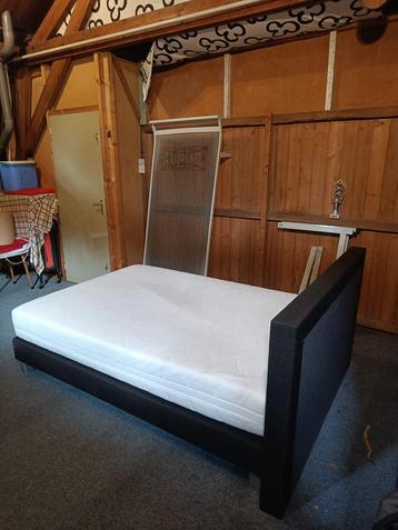 Tweepersoonsbed met matras beschikbaar voor biedingen