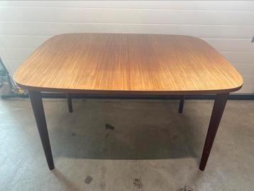 Uitschuifbare Eettafel beschikbaar voor biedingen