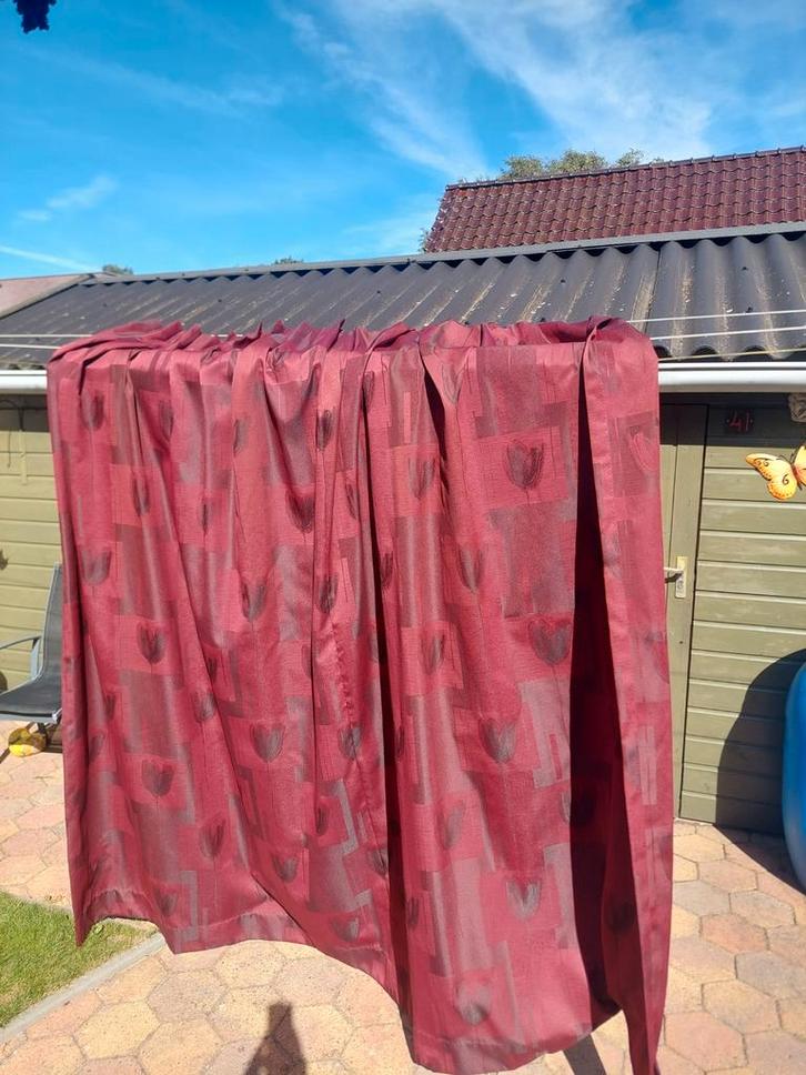 Bordeauxrode gordijnen met patroon, Huis en Inrichting, Stoffering | Gordijnen en Lamellen, Gebruikt, 150 tot 200 cm, 200 cm of meer