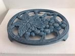 Onderzetter blauw druiventros gietijzer oud, Ophalen of Verzenden, Gebruikt