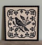 Geborduurde vogel in houten lijst - mooie staat., Minder dan 50 cm, Oorspronkelijke maker, Overige typen, Ophalen of Verzenden