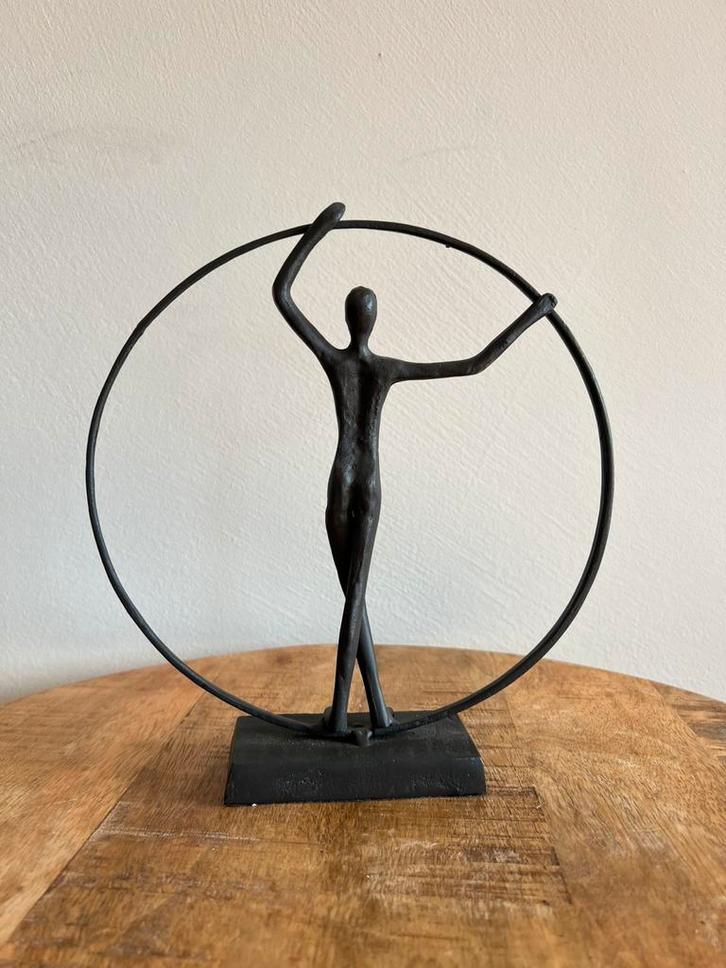 Decoratief metalen beeld – Abstract figuur in cirkel, Antiek en Kunst, Kunst | Designobjecten, Ophalen of Verzenden