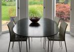 (Keuken) tafel in notenkleur.Ovaal.Met 4 stoelen in wit leer, Huis en Inrichting, Complete eetkamers, Gebruikt, Ophalen