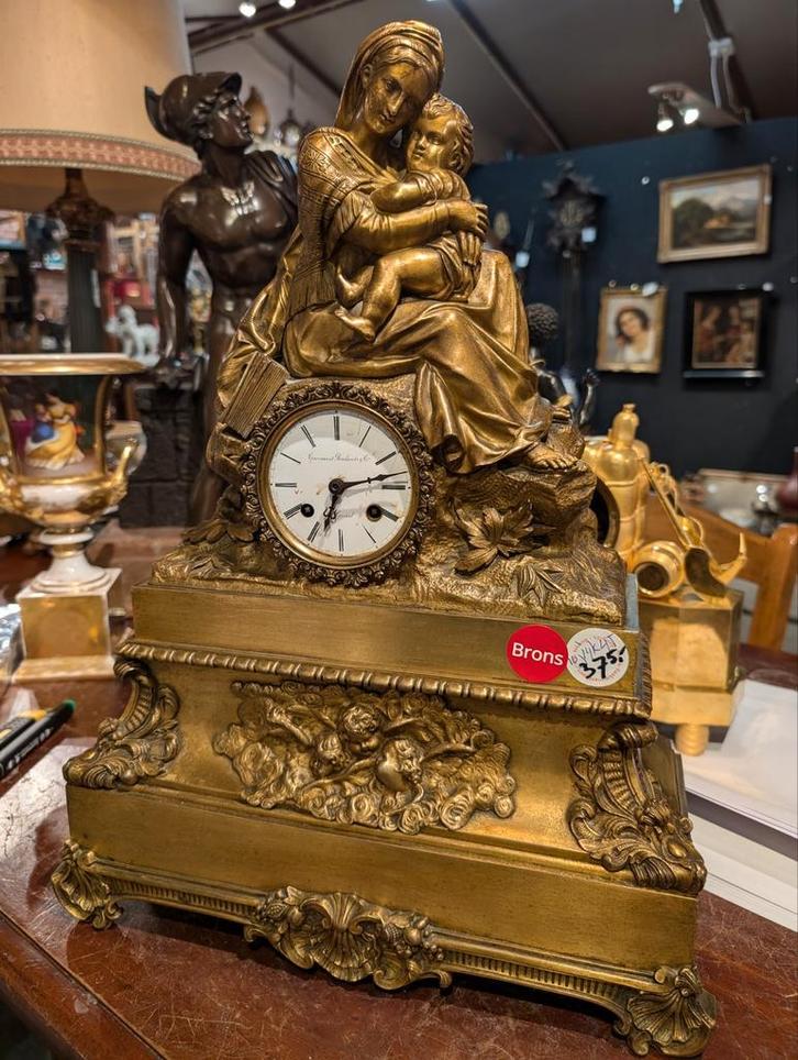 Antieke vuurvergulde bronzen pendule 49 cm. Hoog., Antiek en Kunst, Antiek | Klokken, Ophalen