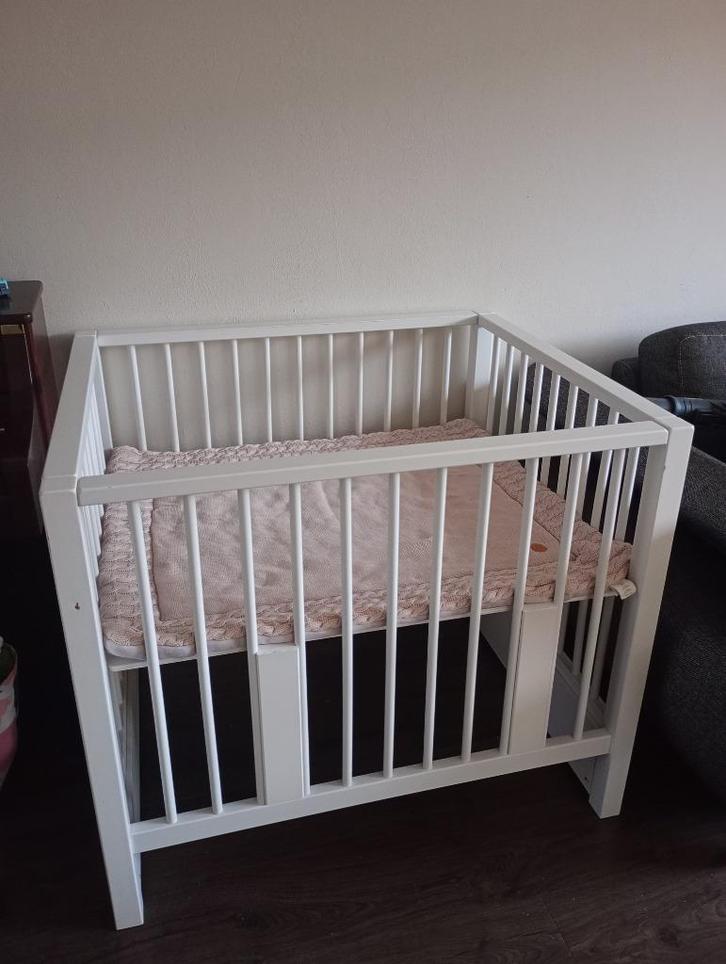 Vierkante witte box met 2 boxkleden, Kinderen en Baby's, Boxen, Gebruikt, Vierkant, In hoogte verstelbaar, Boxkleed, Ophalen