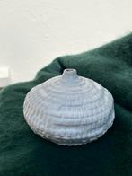 Des pots vaas wit relief relv5-9, Wit, Aardewerk of Porselein, Ophalen of Verzenden, Zo goed als nieuw